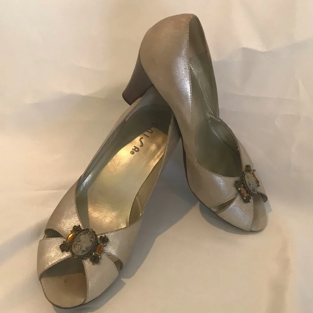 Unisa Lani Champagne Metallic Leather Peep Toe Jeweled Cameo Pumps Heels 8.5M‎